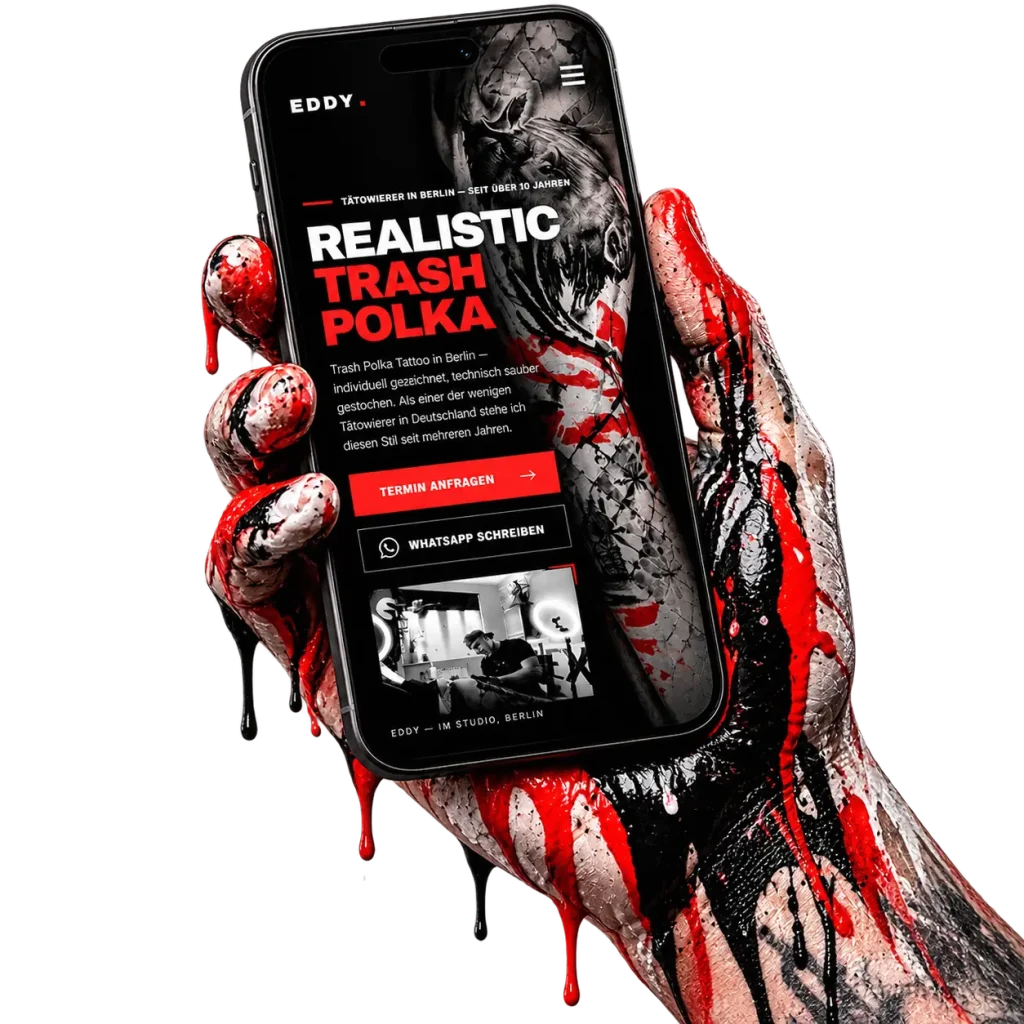 Mit roter und schwarzer Farbe bemalte Hand hält ein Smartphone, auf dem Display die Startseite mit dem Anfrage-Knopf