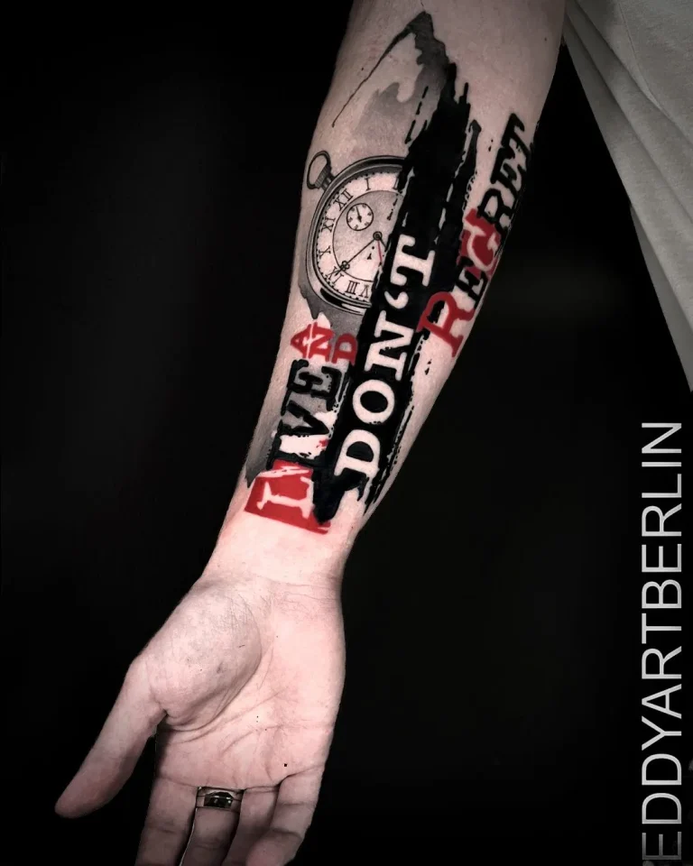 Unterarm-Tattoo mit Uhr, Schwarz-Grau mit rotem Akzent