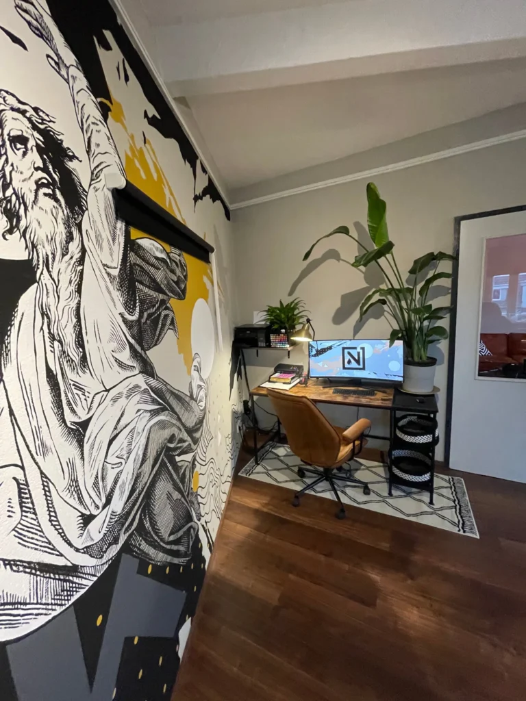 Arbeitsplatz im Tattoo-Studio in Berlin-Karlshorst neben einem großflächigen Wandbild