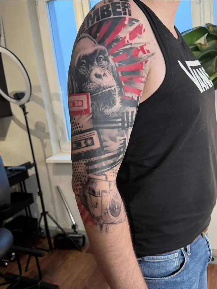 Trash-Polka-Arm-Sleeve, weiterer Zwischenstand mit ausgearbeitetem Oberarm und angelegtem Ghettoblaster