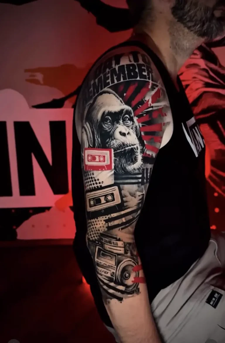 Fertiges Trash-Polka-Arm-Sleeve mit Schimpanse, Kopfhörern, Kassette und Ghettoblaster in Schwarz-Grau mit roten Flächen