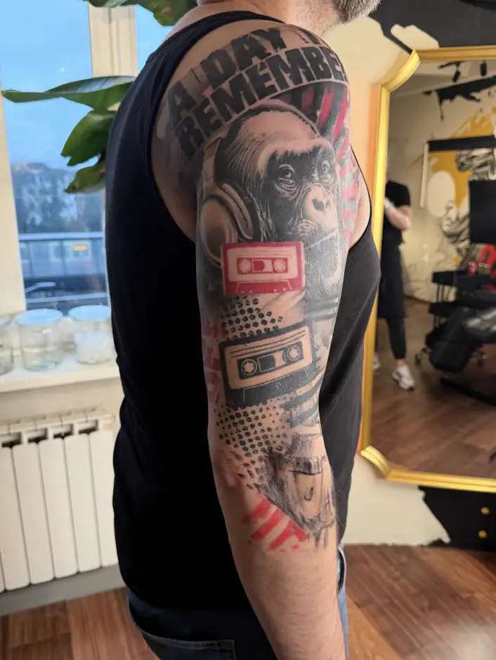 Trash-Polka-Arm-Sleeve im Zwischenstand, oberer Arm mit Schimpanse und Kassetten fertig, Unterarm noch offen