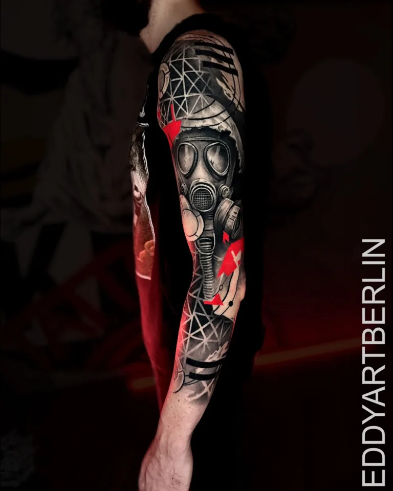 Arm-Sleeve mit realistischer Gasmaske und geometrischem Linienmuster, rote Flächen