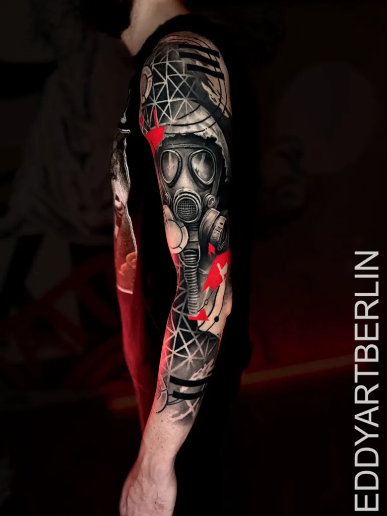 Fertiges Trash-Polka-Arm-Sleeve mit realistischer Gasmaske, geometrischem Linienmuster und roten Flächen, Schulter bis Handgelenk
