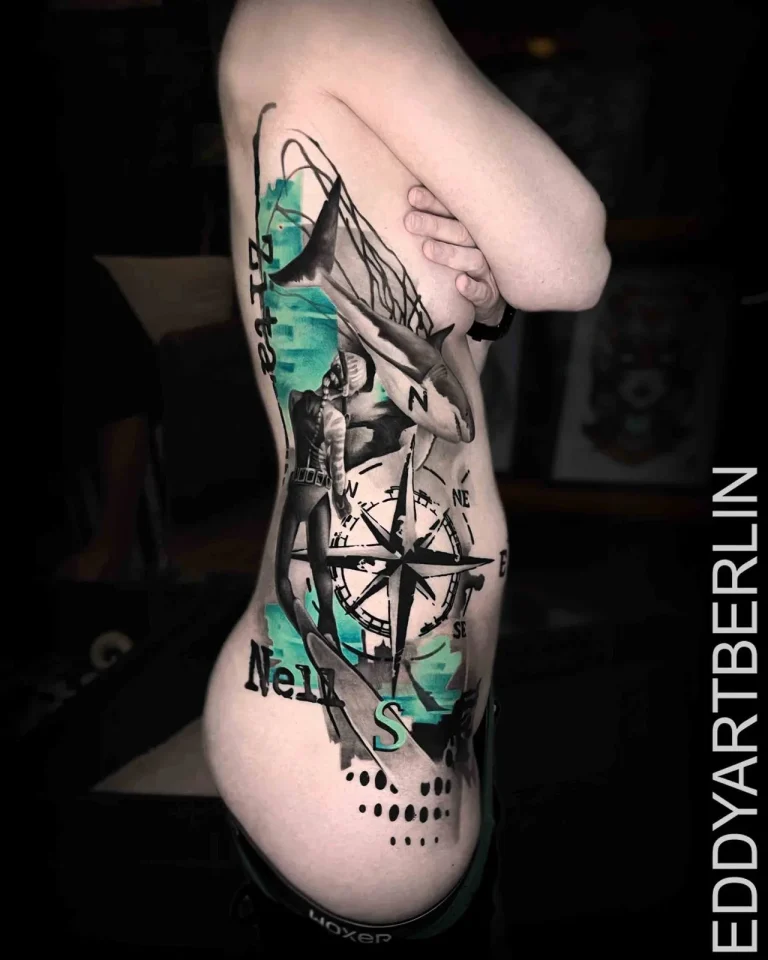 Rippen-Tattoo mit Hai, Kompass und Taucherin, Trash Polka mit türkisen Farbflächen