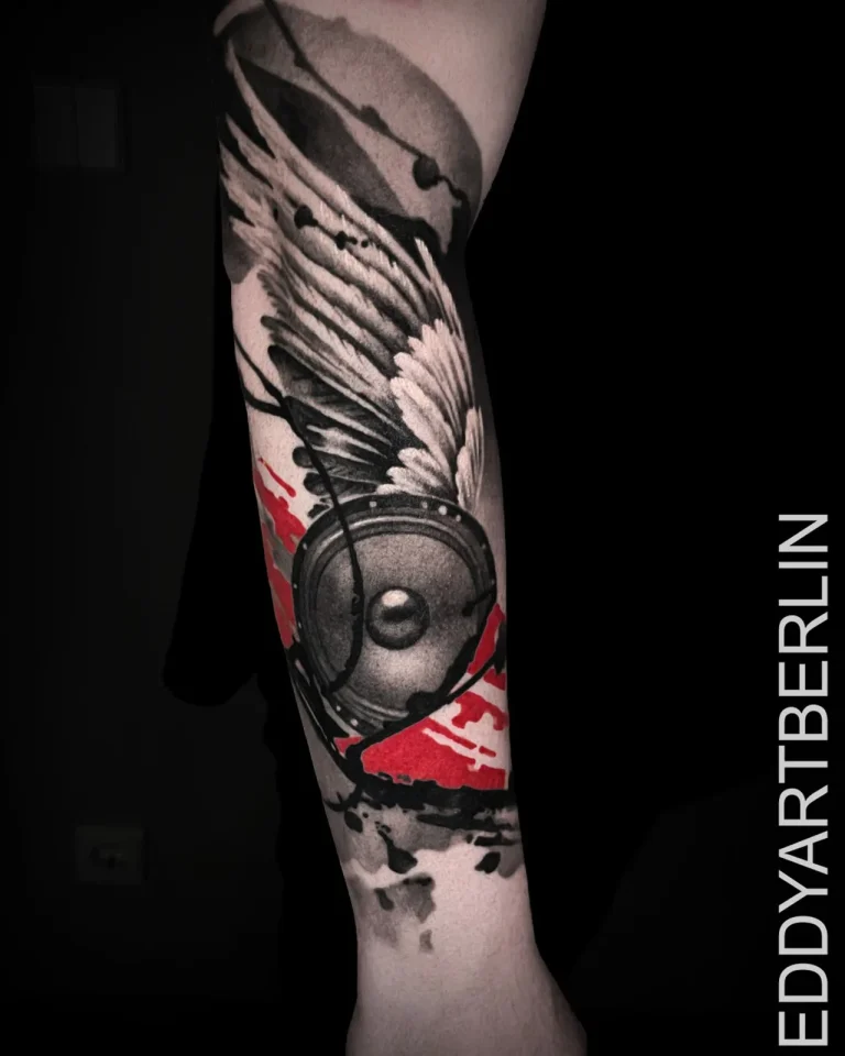 Unterarm-Tattoo mit Lautsprecher und Flügeln, Schwarz-Grau mit Rot