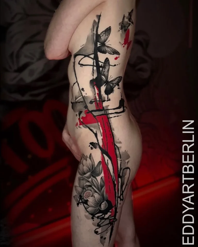 Rippen-Tattoo mit Lotusblüte und Schmetterlingen im Trash-Polka-Stil