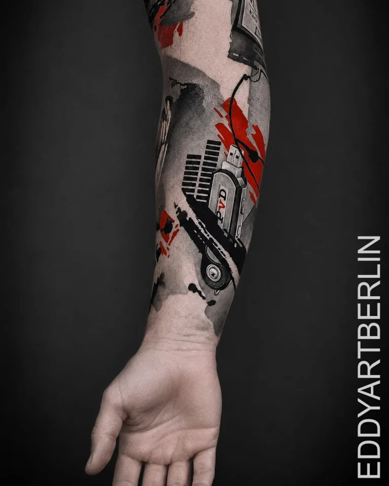 Tattoo auf der Unterarm-Innenseite mit MP3-Player im Trash-Polka-Stil