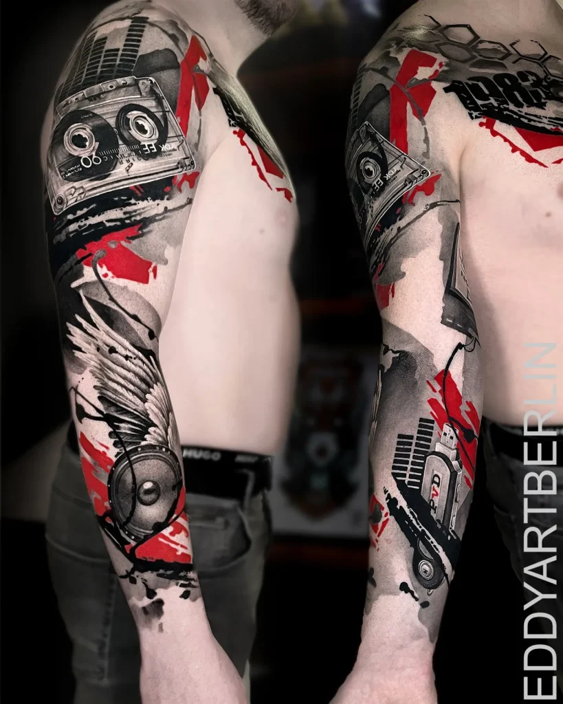 Trash-Polka-Sleeve mit Kassette, Lautsprecher und Flügeln auf dem kompletten Arm, Schwarz-Grau mit roten Flächen