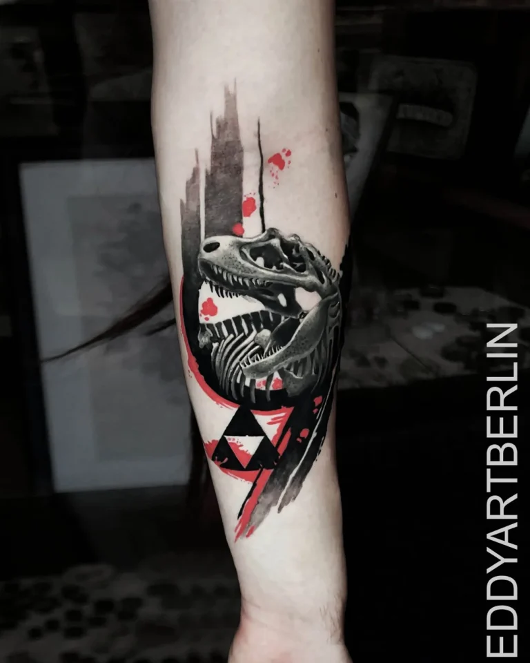 Unterarm-Tattoo mit T-Rex-Schädel und Zelda-Motiv im Trash-Polka-Stil