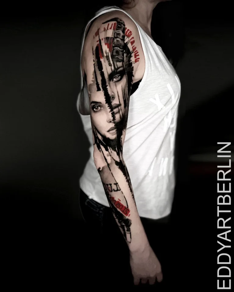 Arm-Sleeve mit zwei realistischen Porträts und schwarzen Pinselstrichen