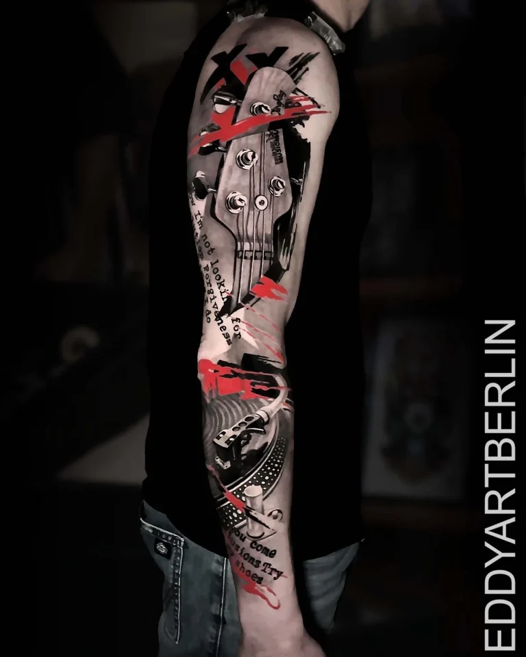 Arm-Sleeve mit Gitarrenkopf und Plattenspieler, Musikmotive in Schwarz-Grau mit Rot